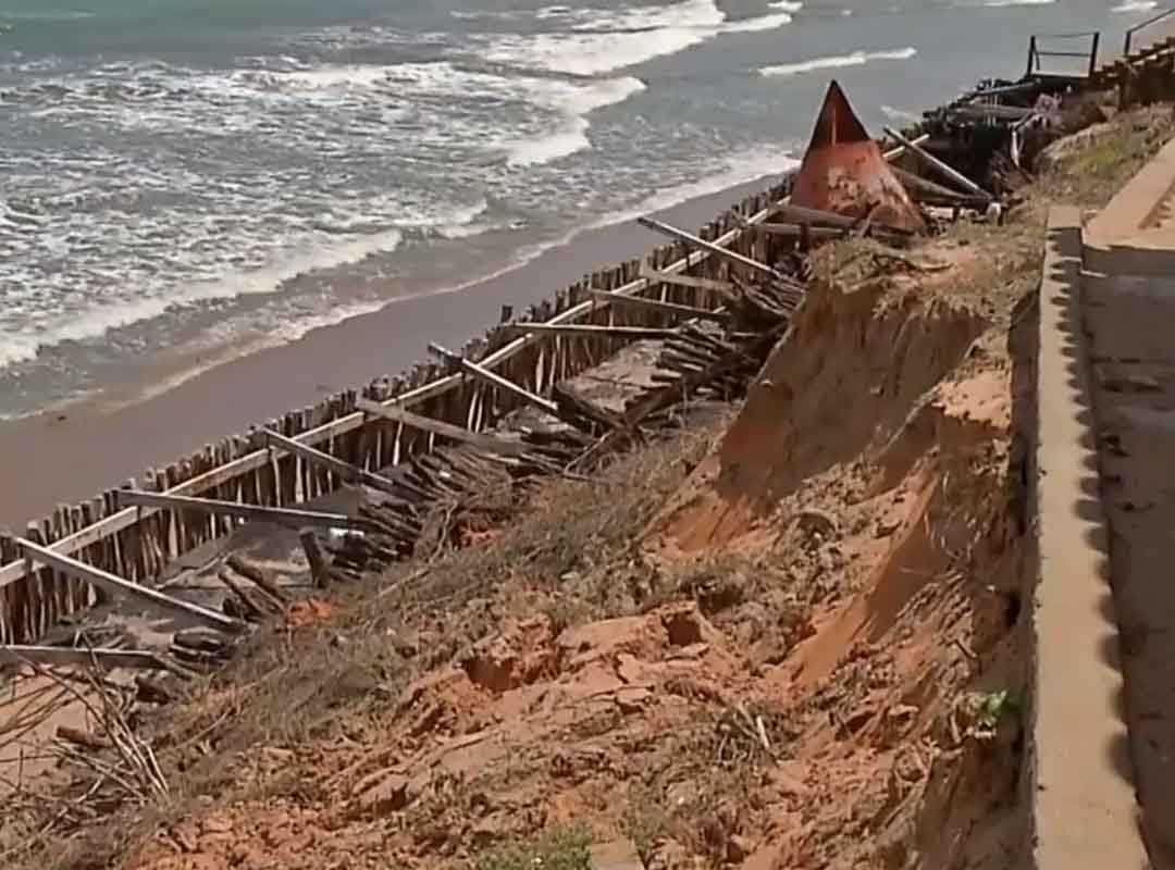 A prefeitura de Icapuí afirmou à época ter alocado mais de R$ 25 milhões em obras para conter as forças do mar revolto, como a construção de paredões de pedra. 