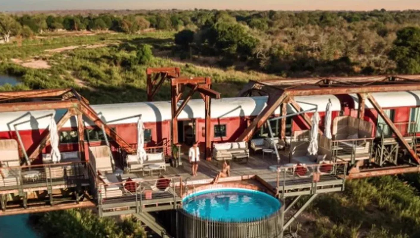 O lado exótico dessa hospedagem, além da forma do hotel em si, é a vista privilegiada que se tem dos quartos, das varandas e das piscinas.