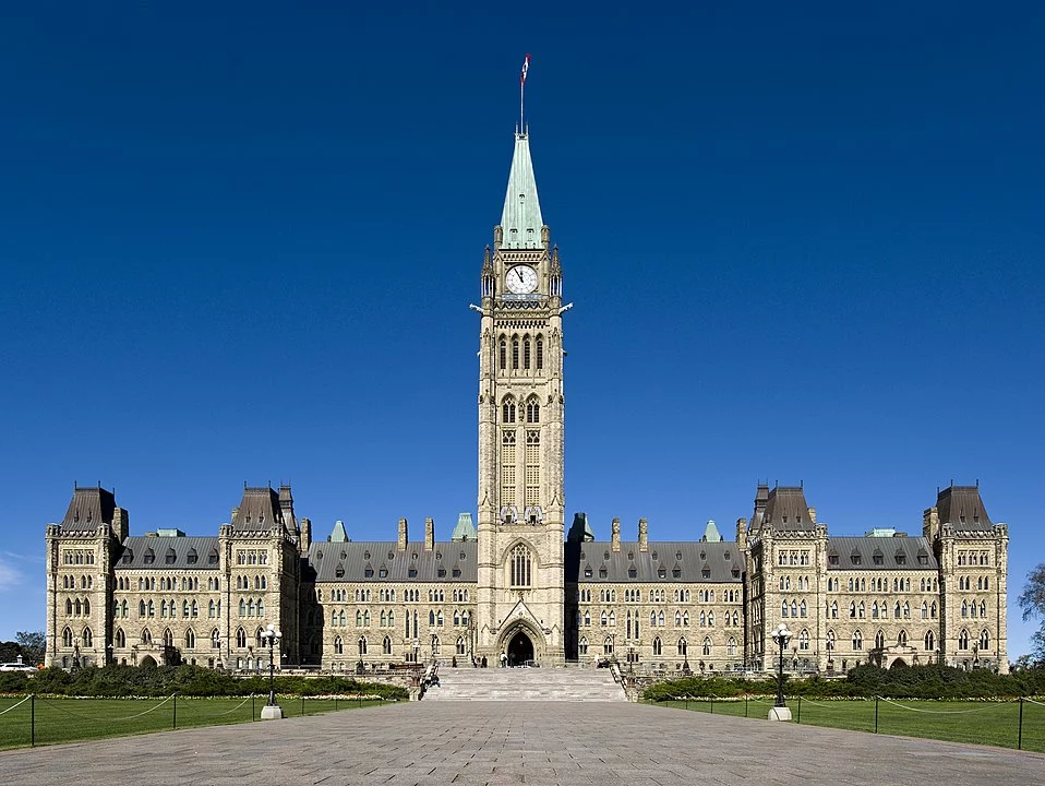 Capital do Canadá, Ottawa combina história e modernidade com atrações como o Parlamento, museus nacionais e o Canal Rideau. A cidade também é conhecida por sua qualidade de vida e atmosfera multicultural.
