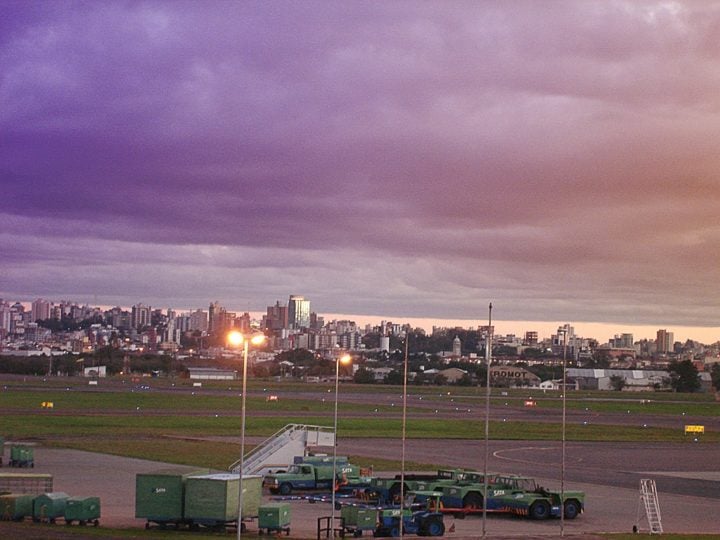 Já no dia 20/04/23, um piloto relatou ter avistado um OVNI estático por volta das 21h30, enquanto se aproximava do aeroporto de Porto Alegre (RS) para pousar.