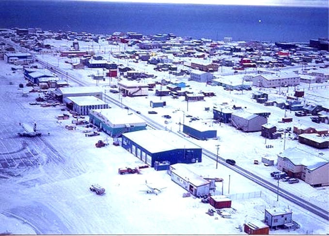 Isso se deve ao fato de ser o estado mais frio do país, com geleiras, montanhas e vulcões. Barrow, a cidade mais setentrional (ao norte), é a maior do estado com 55 km² e tem 4.400 habitantes. 

