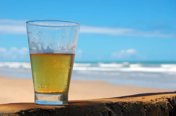 A bebida alcoólica afrouxa a área da laringe, afetando a respiração e favorecendo o ronco. Tente não tomar nada alcoólico duas horas antes de dormir.  