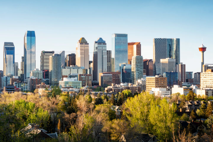 Localizada na província de Alberta, Calgary é famosa pelo Calgary Stampede, seus arranha-céus e proximidade com as Montanhas Rochosas. É um centro de negócios e indústrias de petróleo no Canadá.
