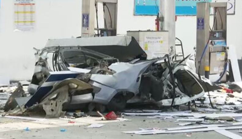 Pelo estado do carro dá pra ter a ideia da dimensão do incidente. O veículo foi totalmente destruído, tornando-se um monte de ferro amassado e retorcido. Sem chance de recuperação. 