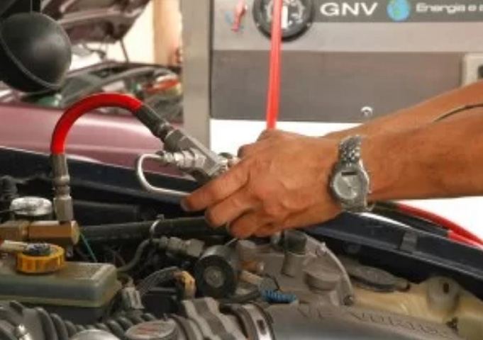 Verificar se o frentista colocou o dispositivo de aterramento da bomba no carro antes de começar o abastecimento. O aterramento serve para evitar descargas. 