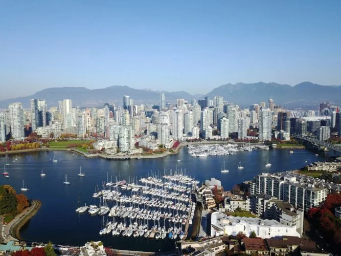 Situada entre montanhas e o Oceano Pacífico, Vancouver, na Colúmbia Britânica, é conhecida por sua beleza natural, qualidade de vida e cenário artístico. É também um centro para a indústria cinematográfica e um destino popular para esportes ao ar livre.

