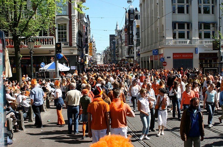 Leidseplein - Descrição: Uma das praças mais movimentadas de Amsterdã, famosa por sua vida noturna, teatros, cafés e a presença constante de artistas de rua - Localização: Centro de Amsterdã - Referências Históricas: A praça tem sido um centro de entretenimento desde o século XIX