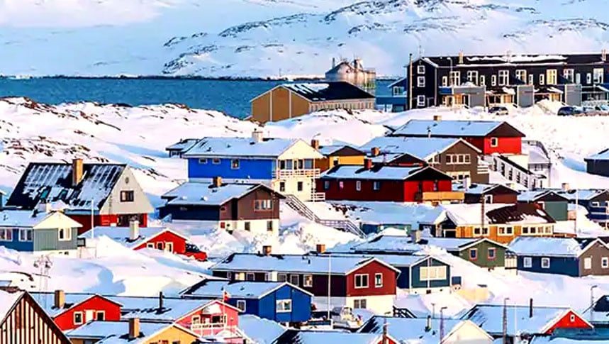 Também na Groenlândia, Nuuk - sua capital - fica na costa do sudoeste, a 690m de altitude.  Tem 17.600 habitantes acostumados à neve permanente.