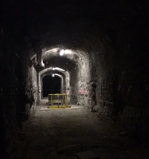 Durante o percurso pelo túnel de 4,5 quilômetros, a repórter destacou as paredes formadas por rocha sólida e a iluminação escassa do ambiente.