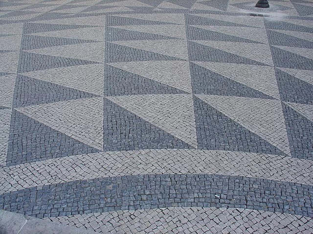 Calçada de pedra portuguesa é o nome dado a um determinado tipo de revestimento de piso, que, ao formar figuras, torna-se também uma espécie de arte urbana. 