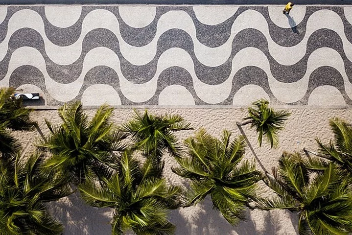 A mais famosa calçada de pedra portuguesa do Brasil fica na orla de Copacabana. Criado em 1970, o mosaico exibe ondas sinuosas em preto e branco, inspiradas em padrões de Lisboa. 