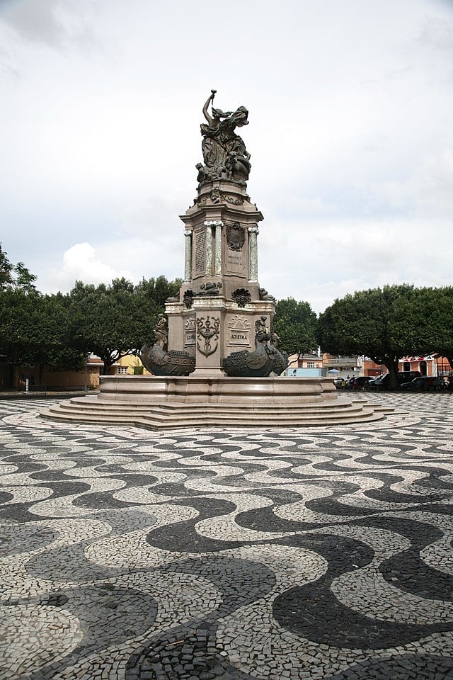 Inclusive, a primeira calçada artística portuguesa no Brasil foi feita em Manaus, no Largo de São Sebastião. As pedras portuguesas instaladas em 1901 formam um belo mosaico em preto e branco que representa o encontro das águas dos rios Negro e Solimões. Esse calçamento se  harmoniza com a arquitetura do Teatro Amazonas .