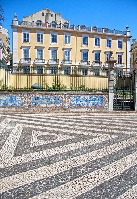 Pelo custo e dificuldade de manutenção, muitas cidades, inclusive Lisboa e São Paulo, decidiram substituir algumas históricas calçadas de pedras portuguesas por pisos monocromáticos e de concreto.