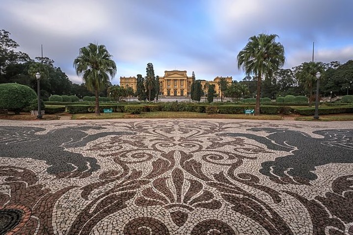 Mas os belos mosaicos com pedras portuguesas não são uma exclusividade do Rio de Janeiro. Em São Paulo, as pedras portuguesas do Parque da Independência foram aplicadas na reforma de 1972 e  realçam o contexto histórico, homenageando o local da Proclamação da Independência. 