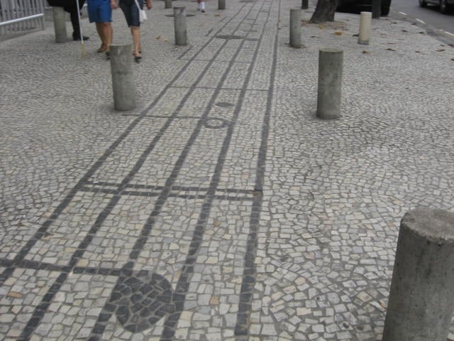 Em Vila Isabel, na zona norte do Rio de Janeiro, bairro do músico Noel Rosa, a principal rua tem a calçada de pedras portuguesas formando notas musicais. As calçadas com pedras foram criadas em 2003 como parte de uma revitalização do bairro. 