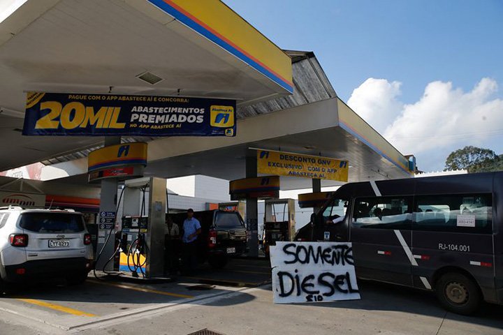 Sair do carro e permanecer à distância enquanto o abastecimento estiver sendo feito. Deixar o capô do carro e o porta-malas abertos. 