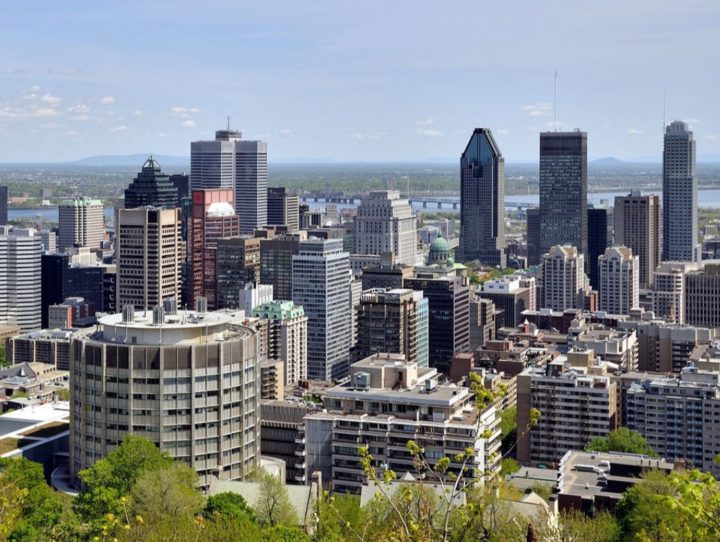 Segunda maior cidade do Canadá e a maior da província de Quebec, Montreal é um importante centro cultural e econômico. Mistura influências francesas e inglesas, com destaque para festivais, culinária e arquitetura histórica.
