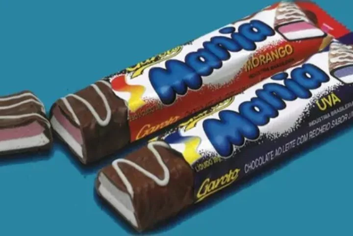 Mania, da Garoto: Esse chocolate foi lançado no fim dos anos 1990, vinha em formato de barrinha e tinha duas opções de sabores: morango e uva. Tem gente que pede a volta dele nas redes sociais até hoje!