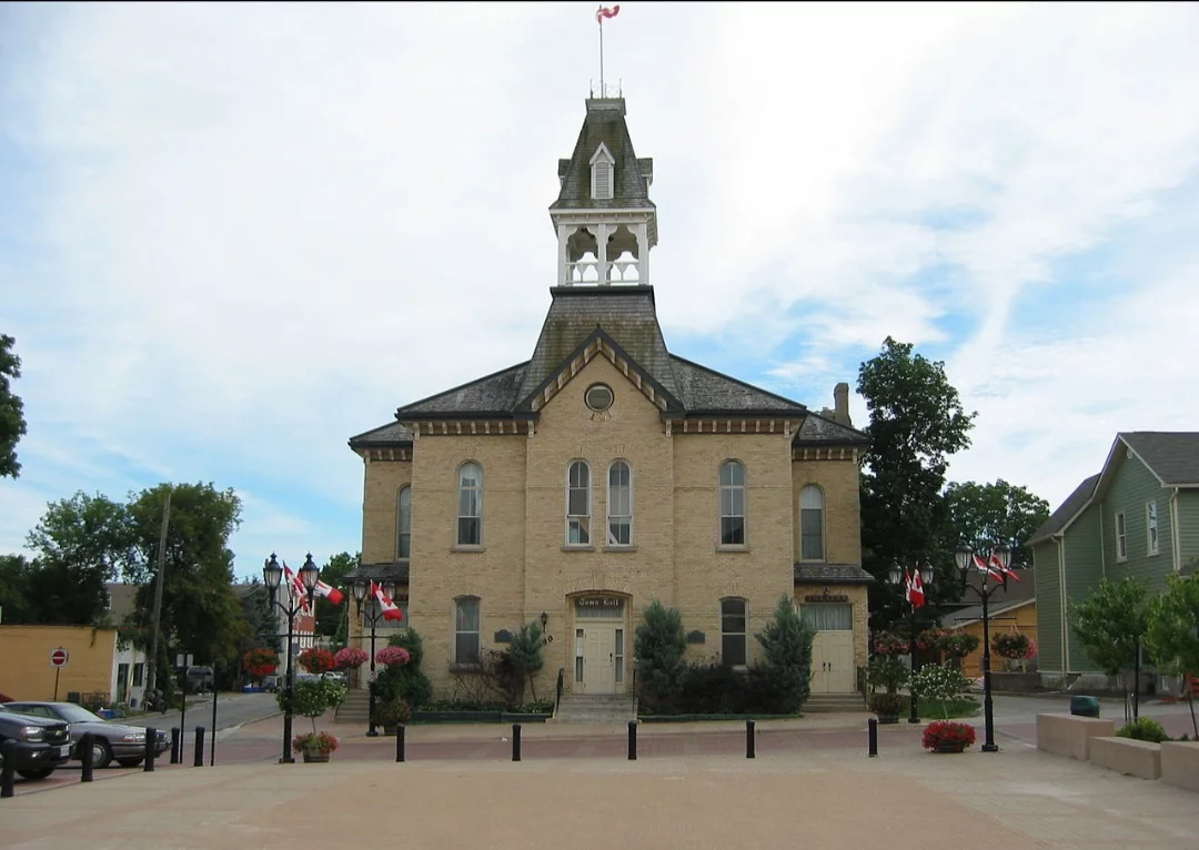 Newmarket fica localizada na província de Ontário e faz parte da região metropolitana de Toronto. Reconhecida por seu charme histórico e qualidade de vida, destaca-se por parques, áreas verdes e um centro vibrante.

