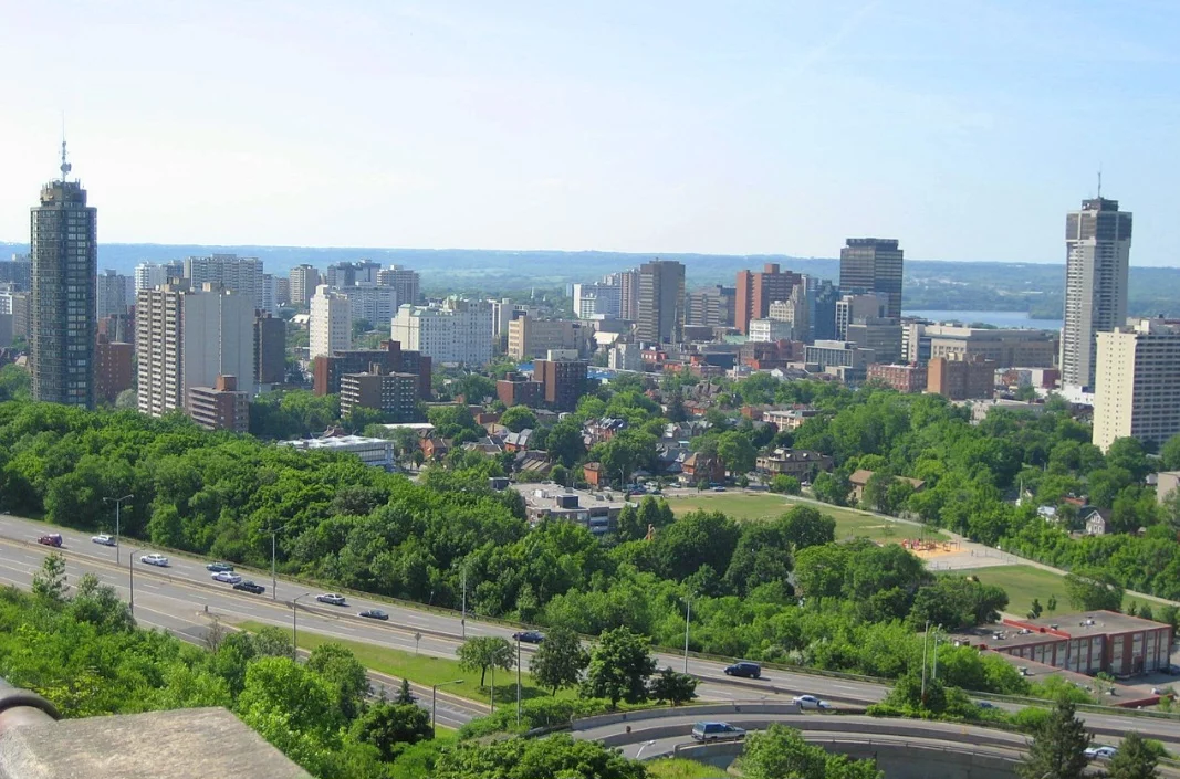 Hamilton é uma cidade industrial localizada na província de Ontário, às margens do Lago Ontário. Conhecida como a 