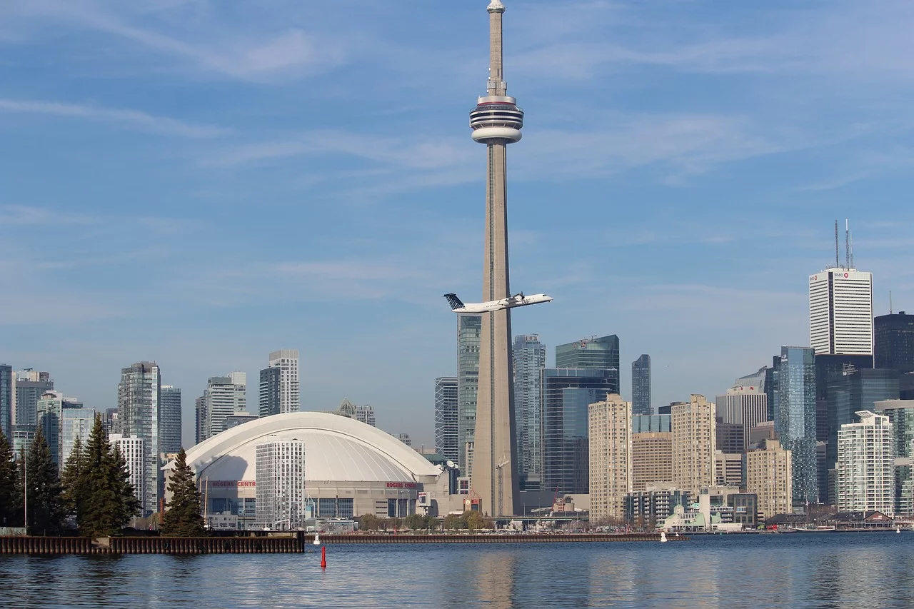 Maior cidade do Canadá e capital da província de Ontário, Toronto é um importante centro financeiro, cultural e multicultural do país. Famosa por sua CN Tower, museus, galerias e bairros vibrantes, é também uma das cidades mais diversas do mundo.
