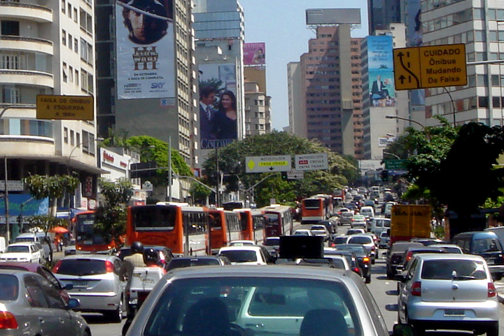 O GNV é menos poluente. Emite cerca de 20% menos dióxido de carbono (CO2) na atmosfera em relação à gasolina e 15% em comparação com o etanol.