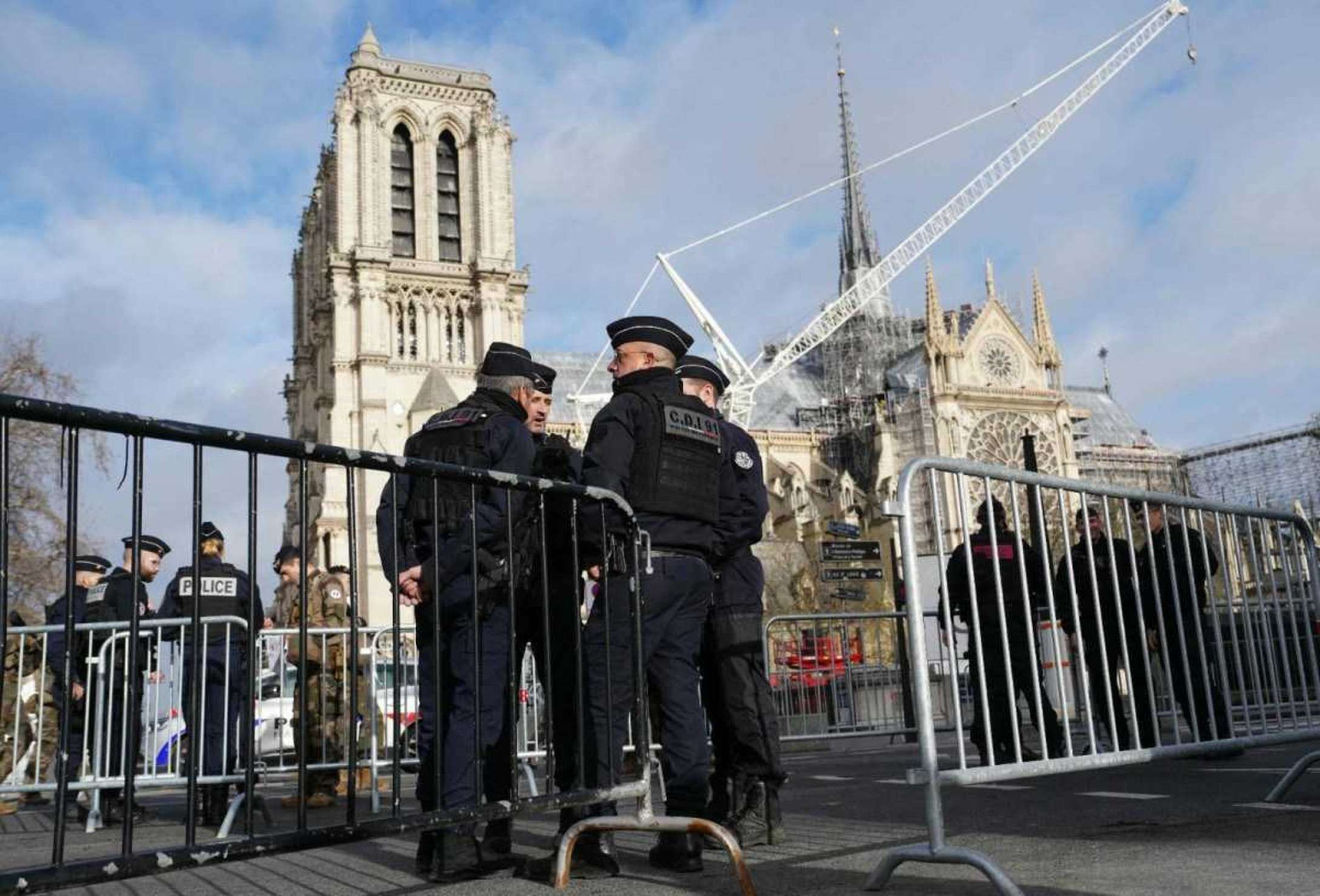 Festa em Paris comemora reabertura da Notre-Dame depois de cinco anos