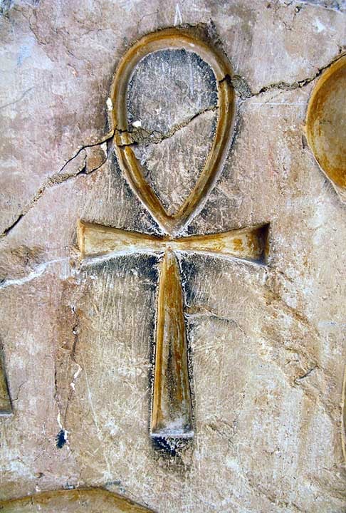 Ankh: O Ankh era usado na arte e na escrita egípcias para representar a palavra 