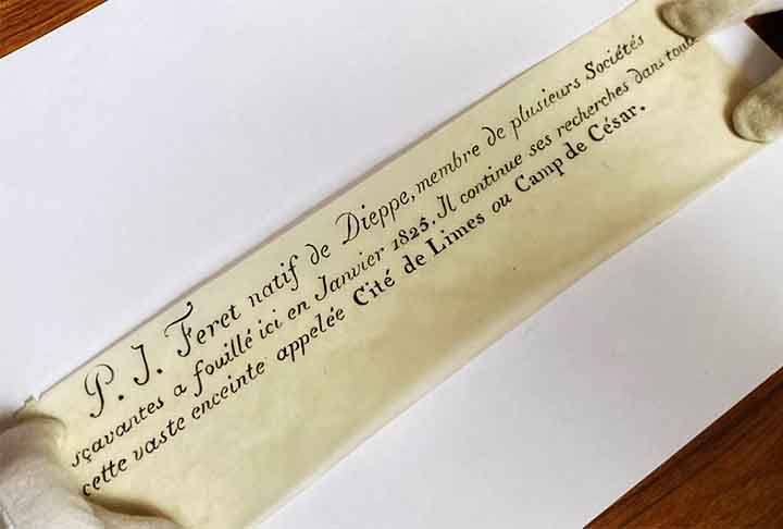 À emissora britânica BBC, o chefe do serviço arqueológico declarou que o texto era de autoria de PJ Féret, um intelectual que fez escavações no local em janeiro de 1825. Ele, que liderou a primeira exploração no local, comunicava que seguia fazendo investigações na área.
