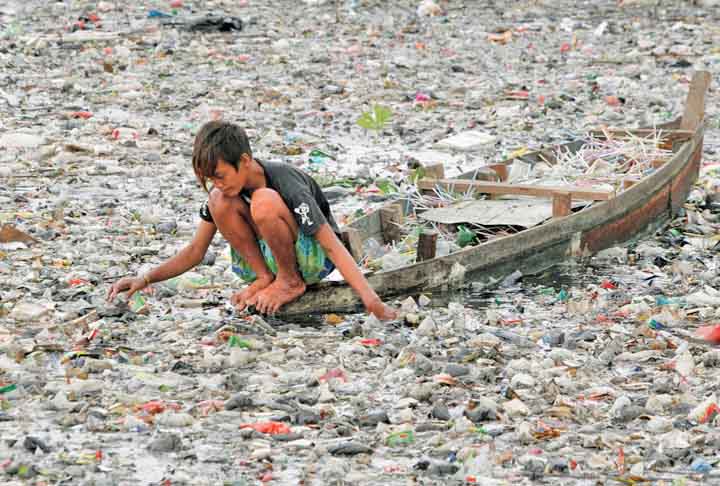 A poluição que atinge o rio Citarum é atribuída aos resíduos industriais de 2.000 fábricas, parte deles com alto nível de mercúrio. E por atender a uma população superior a 200 milhões, contabiliza mais de 50.000 mortes anuais associadas à sua poluição.