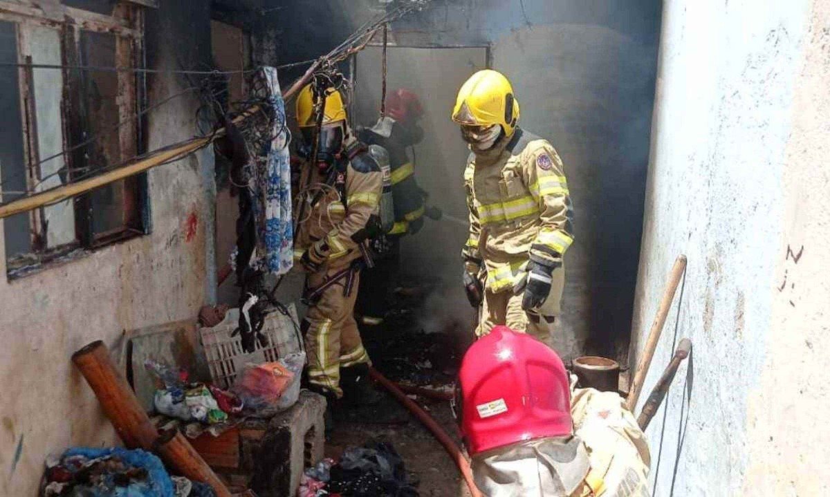 Segundo o Corpo de Bombeiros, não foi possível determinar a causa do incêndio -  (crédito: Corpo de Bombeiros Militar de Minas Gerais)