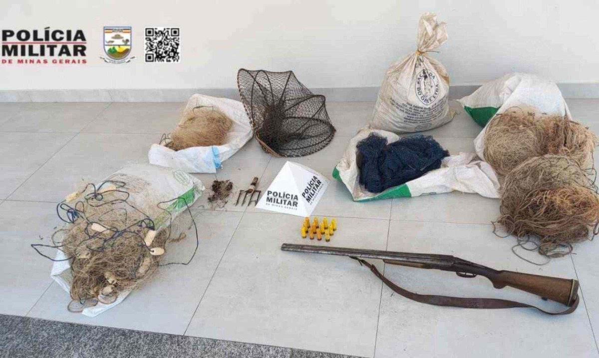 Com o suspeito, foram encontrados itens de pesca, armas de fogo, cartuchos, e até uma ave silvestre -  (crédito: Polícia Militar de Meio Ambiente de Minas Gerais)