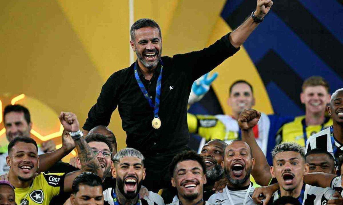 Artur Jorge levou o Botafogo ao título brasileiro uma semana depois da conquista da Libertadores -  (crédito: Mauro Pimentel/AFP)