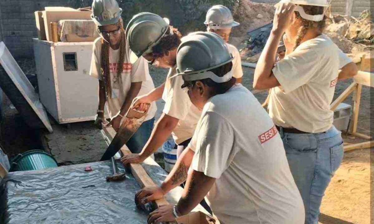 As participantes do curso de pedreira de alvenaria tiveram aulas teóricas e práticas na associação de Proteção e Assistência aos Condenados (Apac) feminina de BH -  (crédito: REDES SOCIAIS/REPRODUÇÃO)