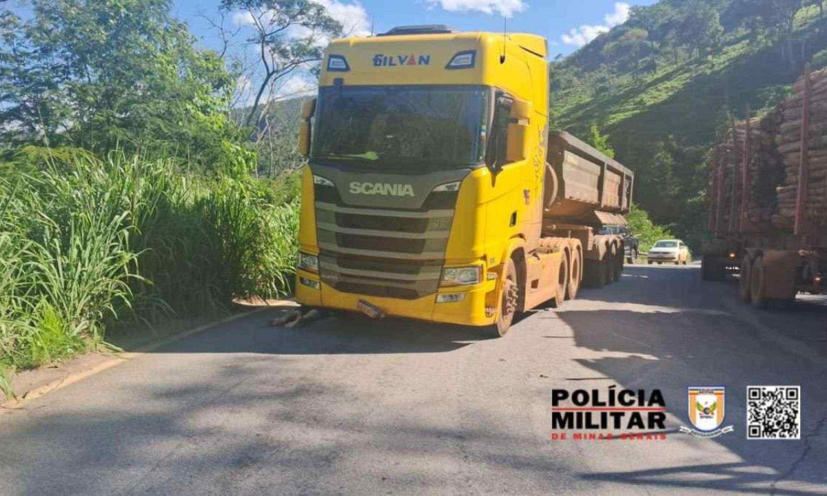Motociclista foi socorrido com escoriações pelo corpo e garupa morreu no local do acidente -  (crédito: PMRv/Divulgação)