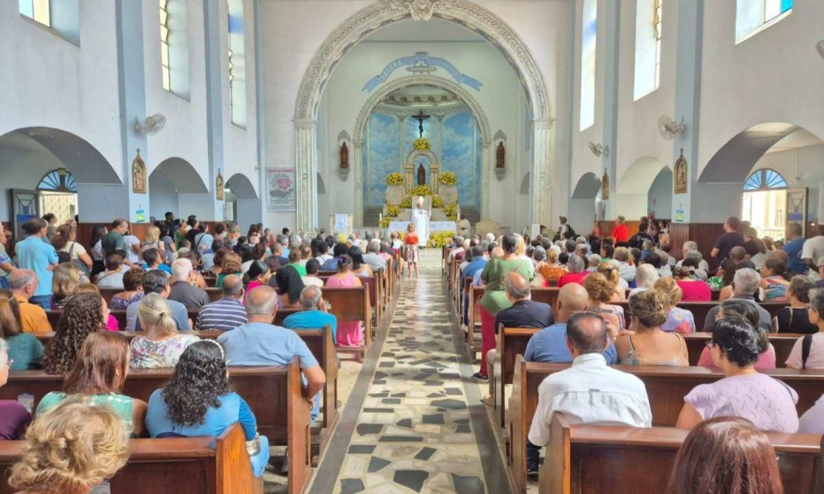Fiéis lotaram o Santuário da Lagoinha, na capital, no Dia de Nossa Senhora da Conceição -  (crédito: Jair Amaral/EM/D.A Press)