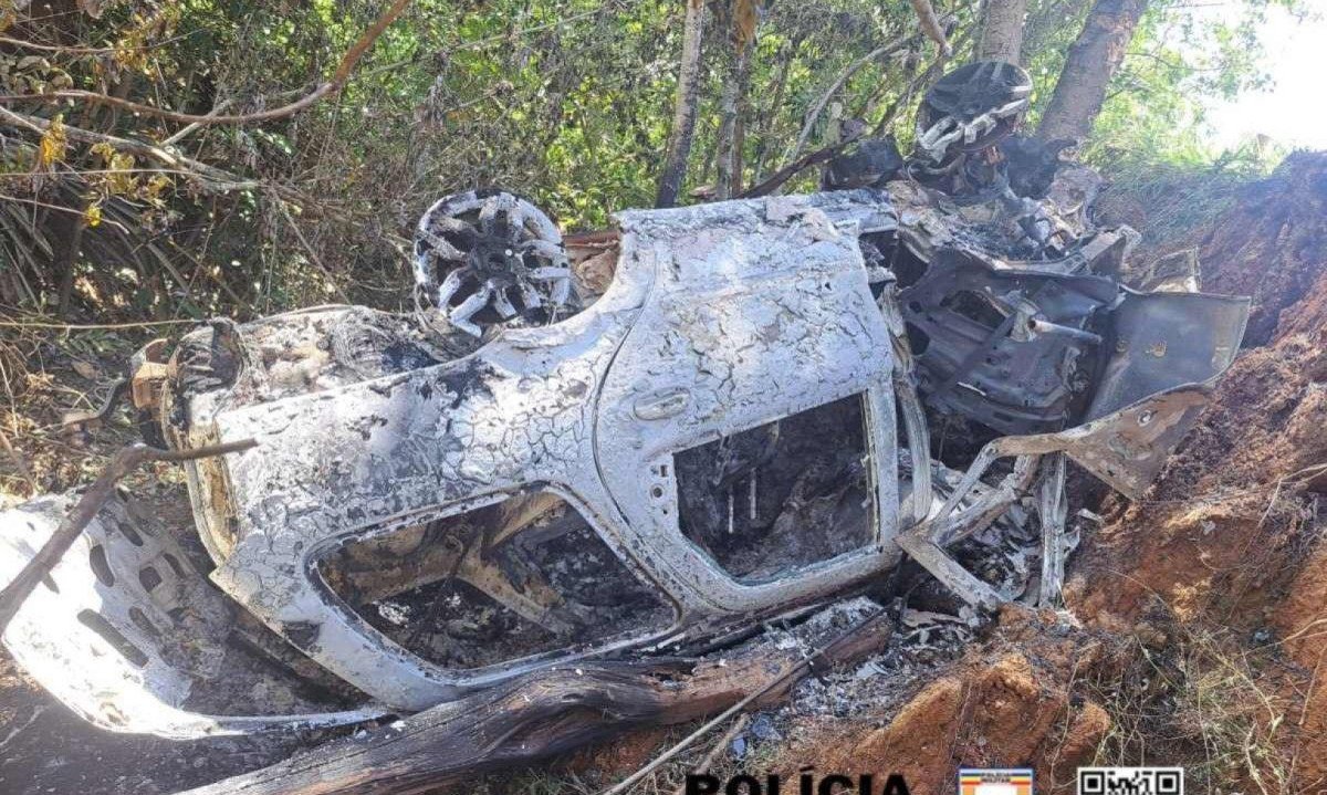 Fiat Palio Weekend seguia na BR quando o motorista perdeu o controle da direção, saiu da pista e capotou o carro, que pegou fogo logo em seguida -  (crédito: PMRv/Divulgação)