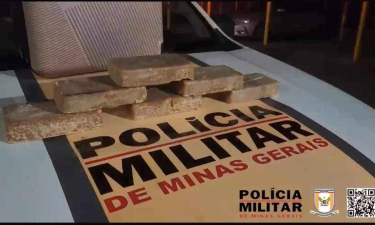 Sete barras de crack foram apreendidas pela polícia com passageira de ônibus no Anel Rodoviário -  (crédito: PMRv/Divulgação)