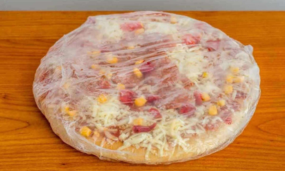 Pesquisadores descobriram que consumir alimentos ultraprocessados, como pizza congelada, acelera sinais de envelhecimento biológico
 -  (crédito: Internet/Reprodução)