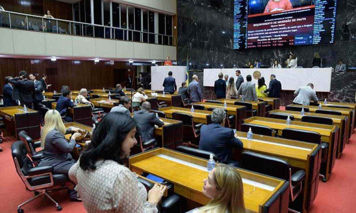 Deputados da base aliada estão insatisfeitos com o não pagamento de emendas parlamentares. Pautas impopulares ajudam a piorar o clima no plenário -  (crédito: Daniel Protzner/ALMG – 13/11/24)