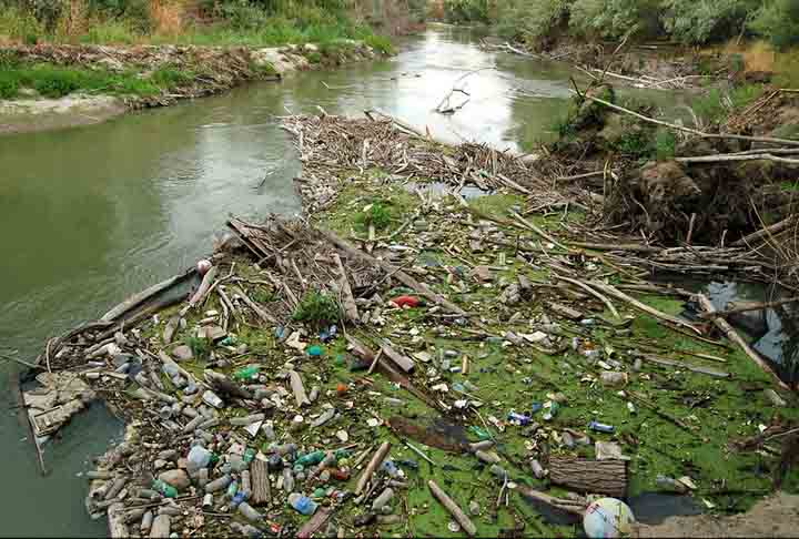 Rio JordÃ£o- Com a nascente que fica na encosta do monte HÃ©rmon e Ã© prÃ³pria para o consumo humano, o rio tem a extensÃ£o de 190 km, passando pela Palestina, Israel e JordÃ¢nia, e sua foz fica localizada no Mar Morto.