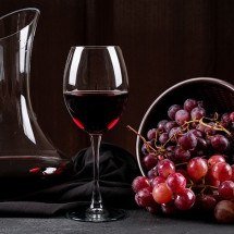 Muito além das uvas: Surpreenda-se com a grande variedade de vinhos provenientes de outras frutas - Freepik