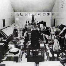 Cápsula do tempo selada nos anos 1930 preserva dados da época – para ser aberta daqui a 6 mil anos - Oglethorpe University/Wikimedia Commons