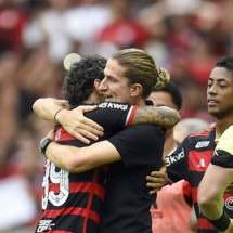 Gabigol e Filipe Luís se abraçam na despedida do jogador do Flamengo - (crédito: Marcelo Cortes/CRF) Gabigol e Filipe Luís se abraçam na despedida do jogador do Flamengo - (crédito: Marcelo Cortes/CRF)