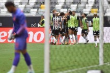 Atlético vence, rebaixa Athletico-PR e garante vaga na Sul-Americana