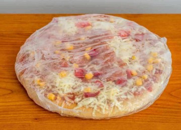 Pesquisadores descobriram que consumir alimentos ultraprocessados, como pizza congelada, acelera sinais de envelhecimento biológico
 -  (crédito: Internet/Reprodução)