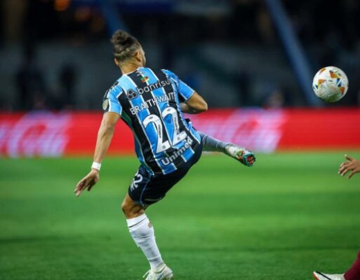 BRAITWAITE: Incomodou a defesa, mas, praticamente isolado, ficou difícil levar perigo ao gol de Hugo Souza. NOTA: 4,0. Foto Lucas Uebel/Grêmio