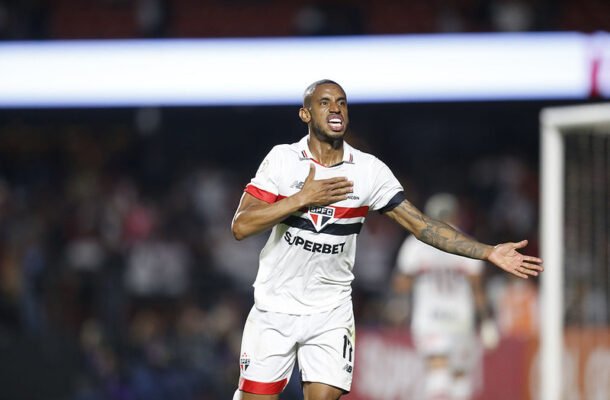 ANDRÉ SILVA - Isolado no ataque, sofreu com a marcação do Botafogo e mal tocou na bola. Esquema tático também não ajudou em seu desempenho. NOTA: 5,0 - Foto: Rubens Chiri e Paulo Pinto/Saopaulofc.net