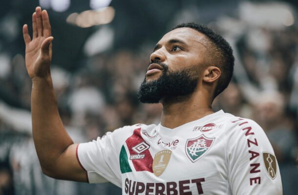 SAMUEL XAVIER - Pouco participativo no apoio, o lateral não comprometeu na marcação e preencheu bem os espaços no seu setor. Nota: 5,5. Foto: Lucas Merçon/Fluminense