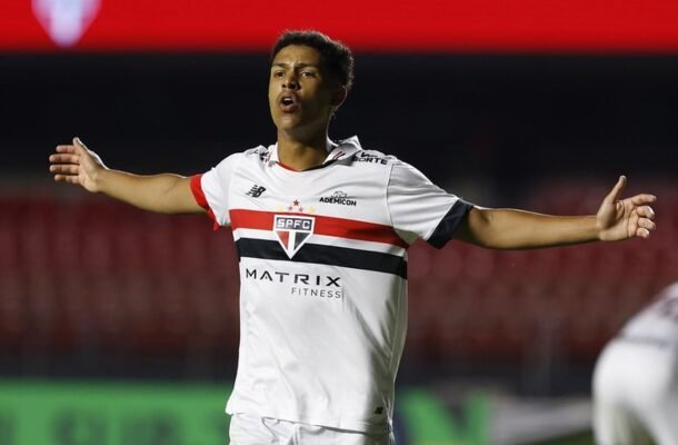 RYAN FRANCISCO -  Fez sua estreia no profissional, mas entrou no final da partida e pouco conseguiu fazer.  SEM NOTA - Foto:  Rubens Chiri e Miguel Schincariol/Saopaulofc.net